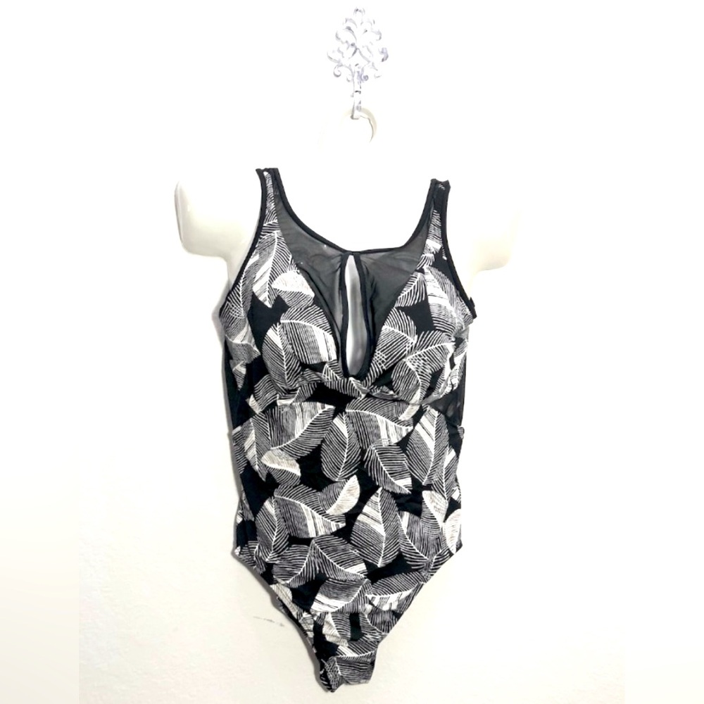 Juniors Time and True 1 Piece Swimsuit, size XL(16-18)